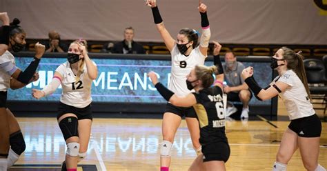 WMU Volleyball Sweeps Akron 2522, 2519, 2521