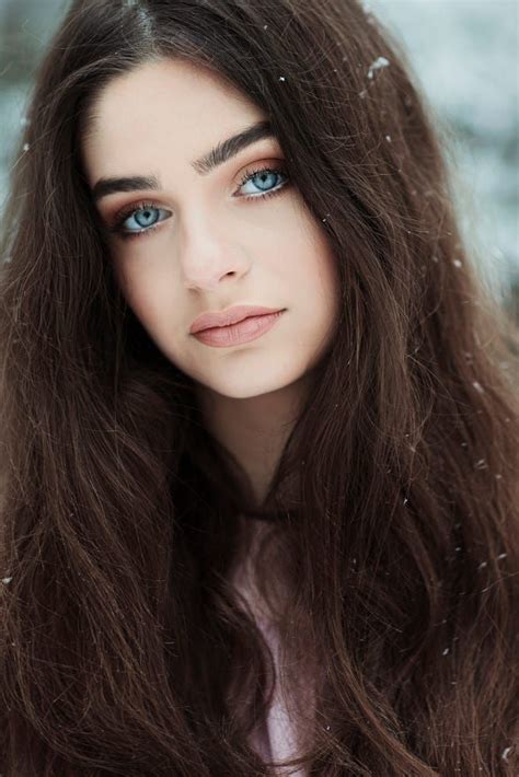 Women With Blue Eyes And Brown Hair: A Unique Combination Of Beauty