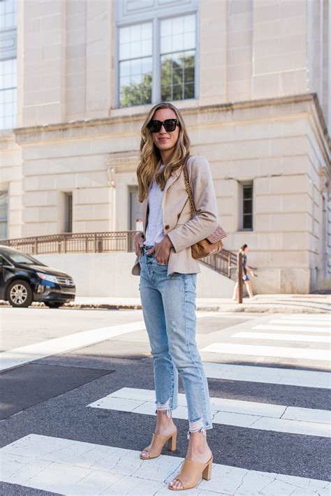 Women's Outfits With Light Blue Jeans
