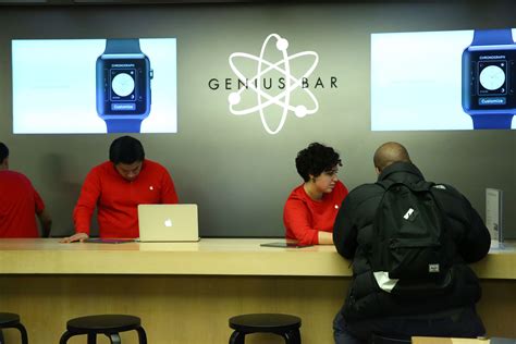 worker at a genius bar