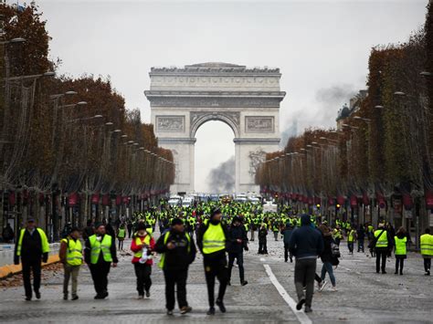 yellow vests in paris