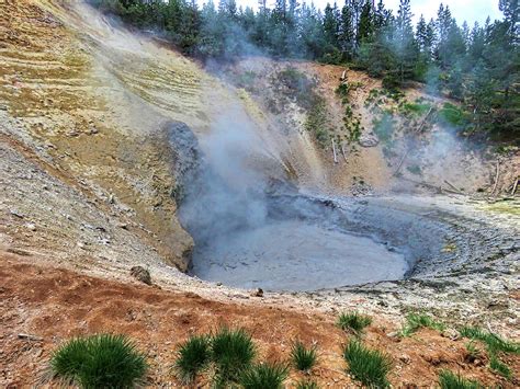 yellowstone national park volcanic mud