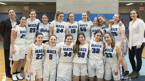 In first, Yeshiva University men’s basketball team wins NCAA tournament