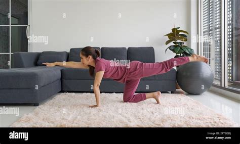Das Mädchen im Yoga auf dem Teppich — Stockfoto © alexkich 312789766