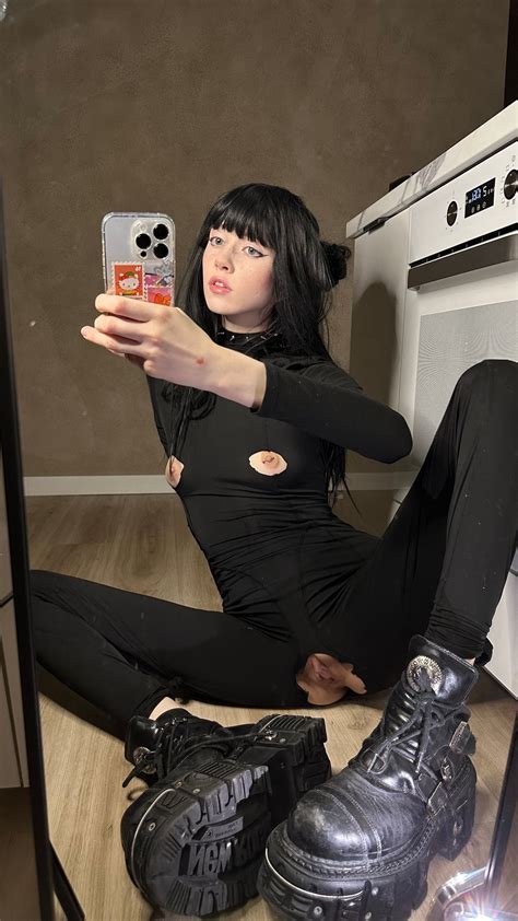 yoursmalldoll webcam