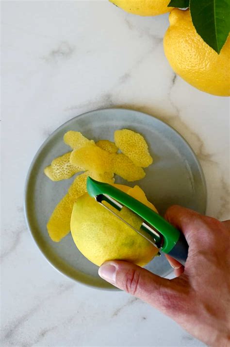 Zest Lemon With Peeler