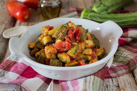 zucchine in padella con pomodoro