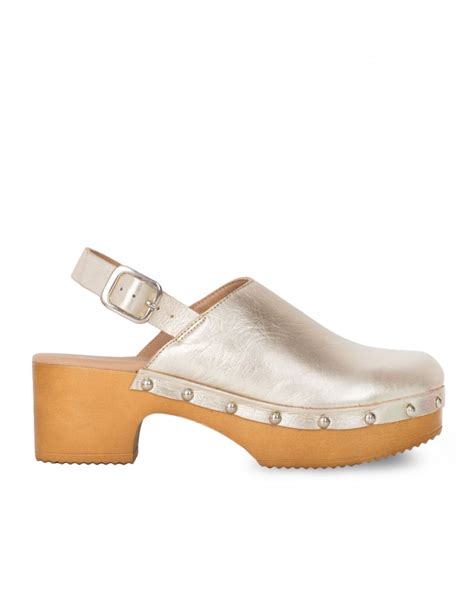 ZUECOS CON CUÑA DORADOS CON TIRAS CRUZADAS DE PIEL PURAVIDA 2020