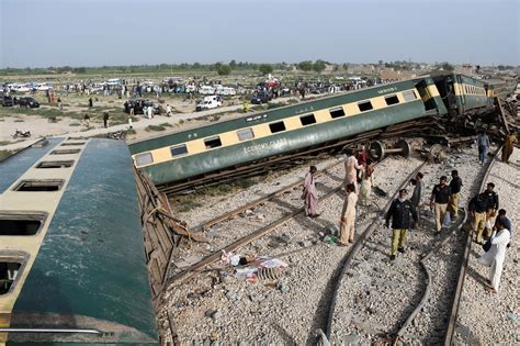 巴基斯坦火车脱轨已致至少30死