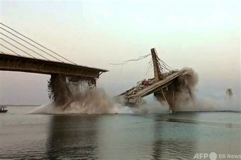 建設途中の橋崩壊、大部分はガンジス川に落下