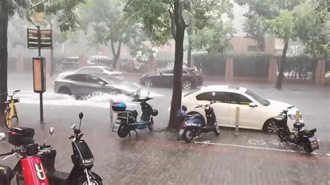 暴雨突袭上海:乌云压顶大雨瓢泼