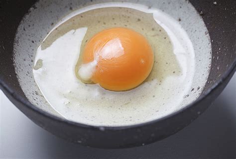 茹で時間を長くしすぎると、卵黄に含まれるコレステロールが酸化して、有害物質を生成する可能性があります。