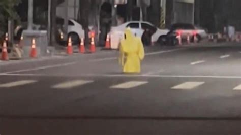黃雨衣飄浮過馬路
